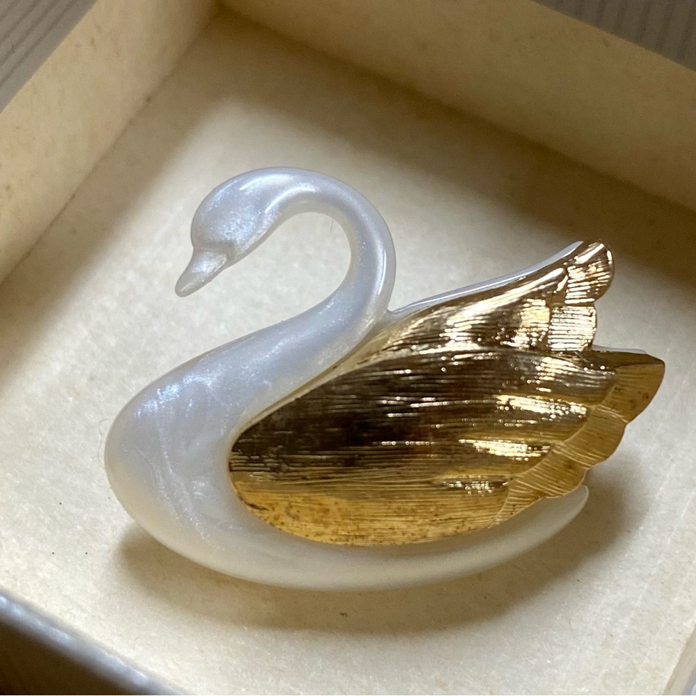 Signed Iridescent Vintage Avon “Graceful Swan Pin” 🦢 in original box and sleeve